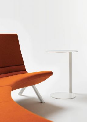 Weißer Easy Boy Beistelltisch von Segis neben einem orangefarbenen Sessel auf weißem Hintergrund.